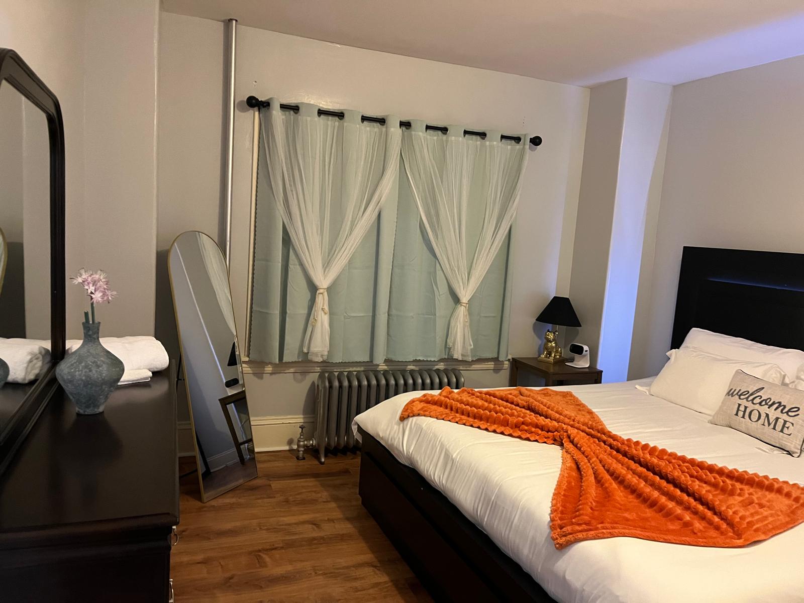 Elegant West Side 3BR unit w/ King Suite - Image 14
