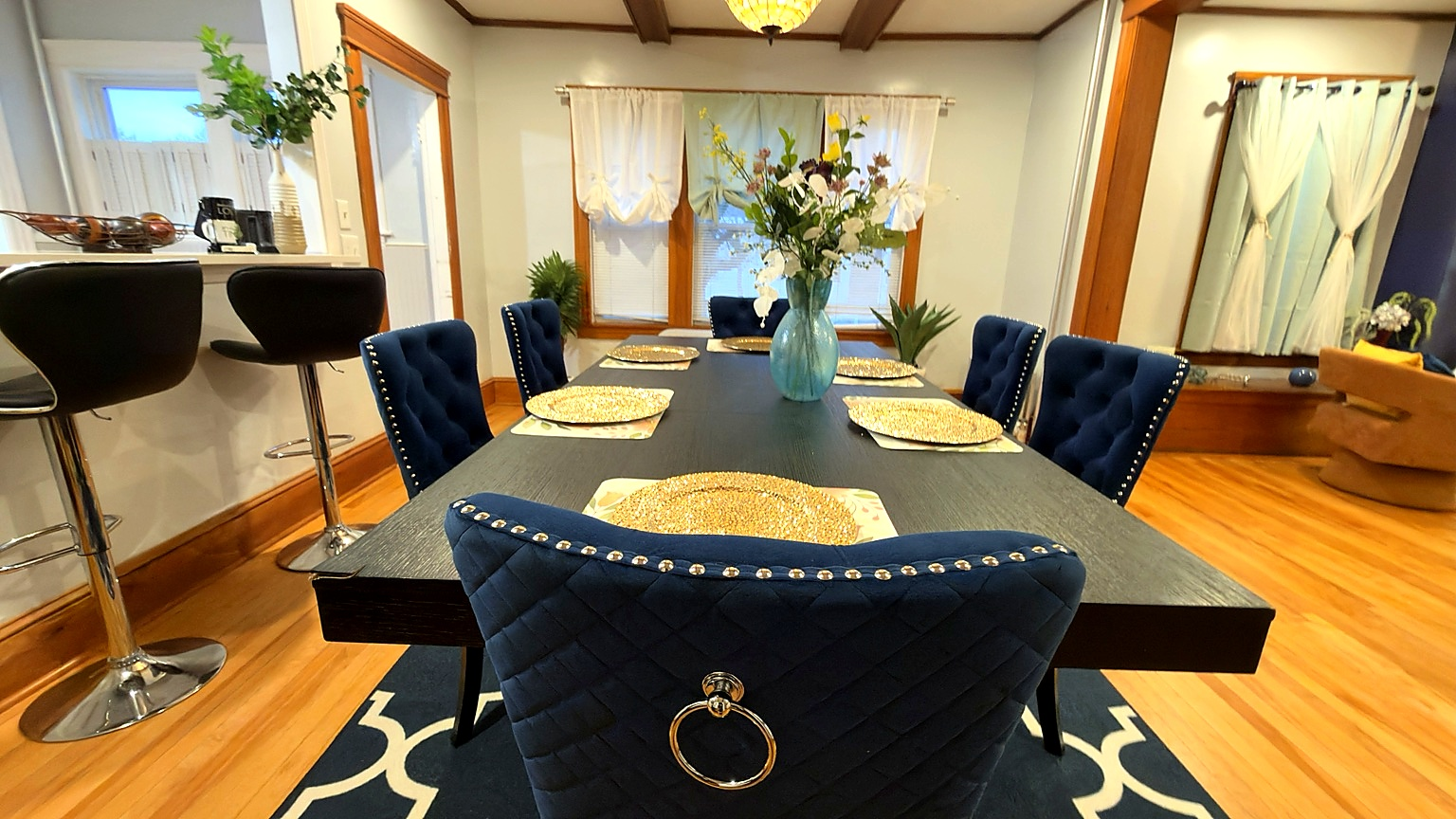 Elegant West Side 3BR unit w/ King Suite - Image 2