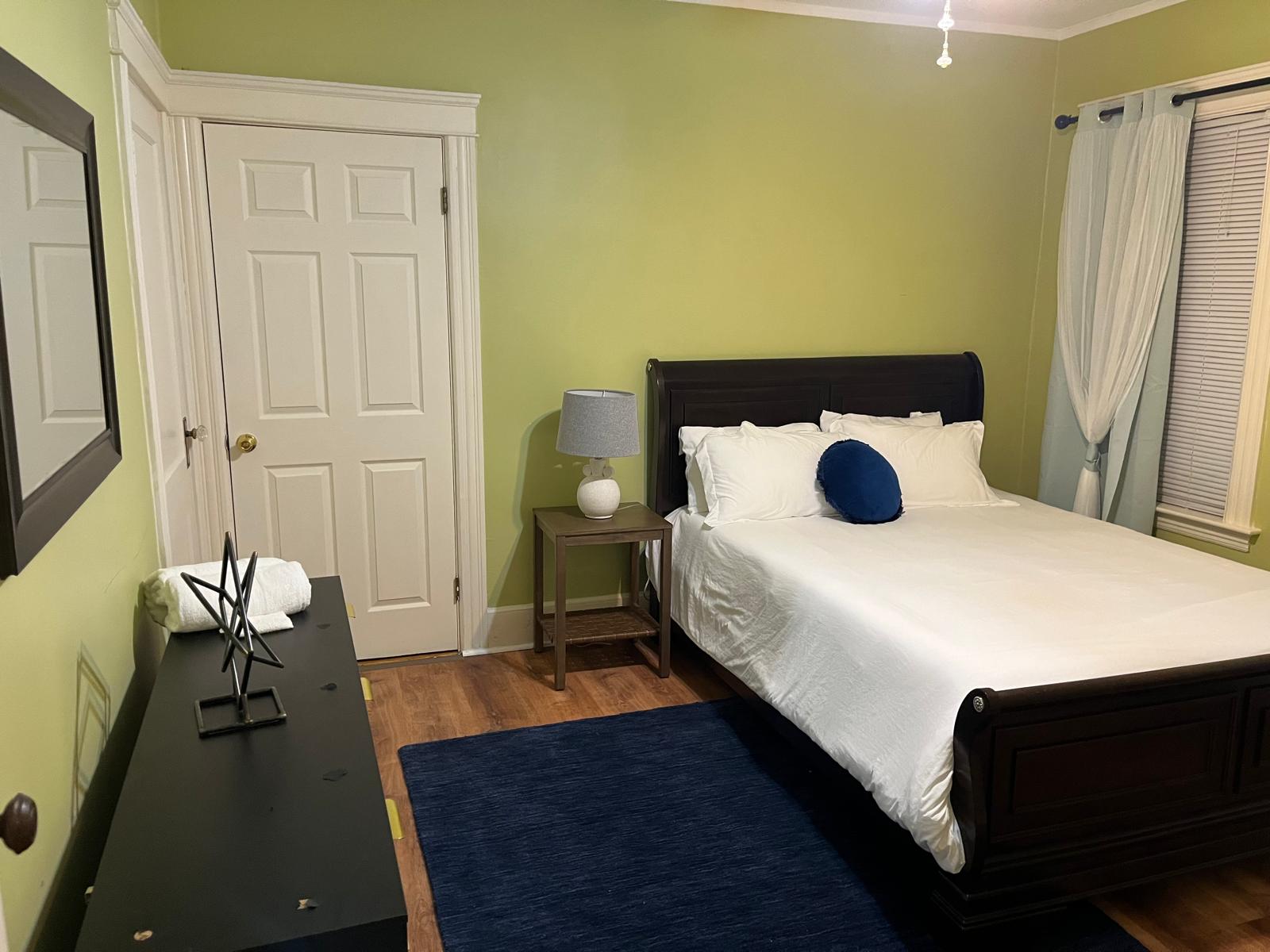 Elegant West Side 3BR unit w/ King Suite - Image 12