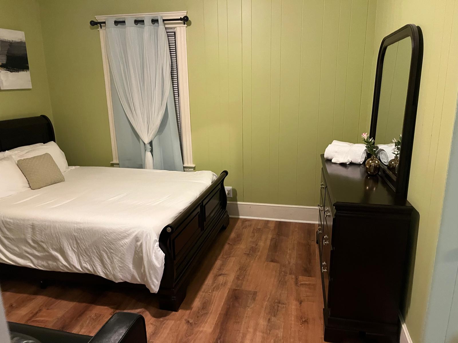 Elegant West Side 3BR unit w/ King Suite - Image 17