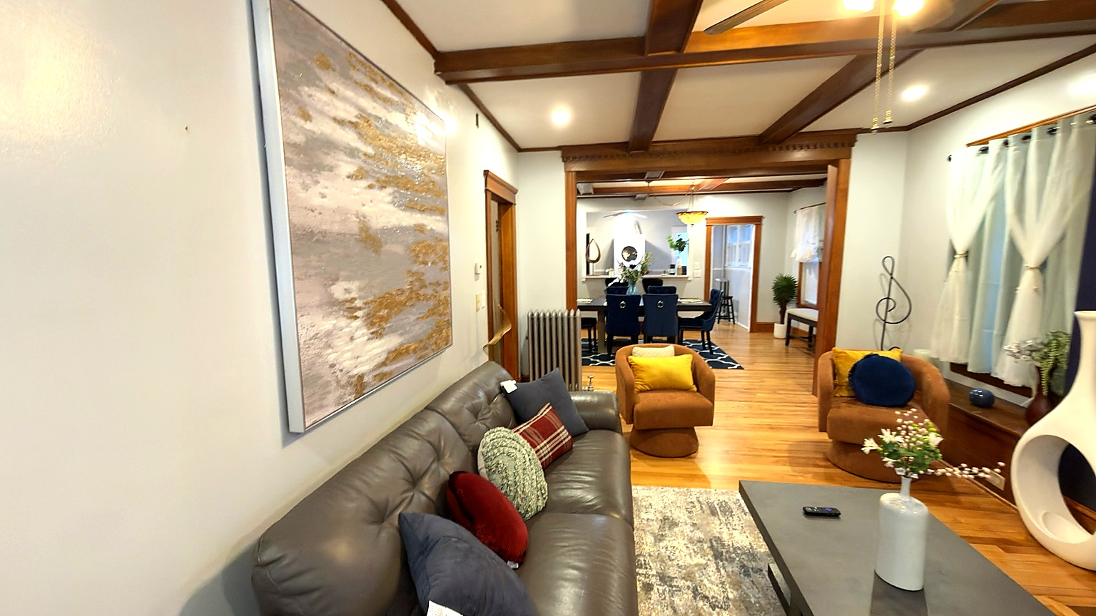Elegant West Side 3BR unit w/ King Suite - Image 3